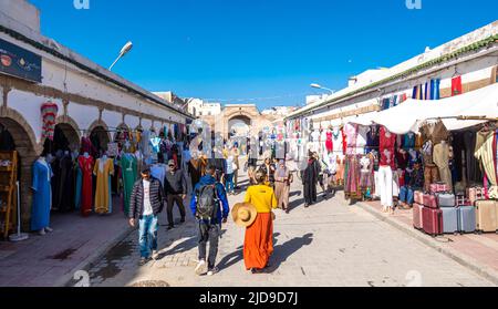 High Street beliebt bei Touristen und Einheimischen in Essaouira, Marokko. Avenue Moulay Youssef mit Händlern, die Souvenirs und Waren verkaufen. Stockfoto