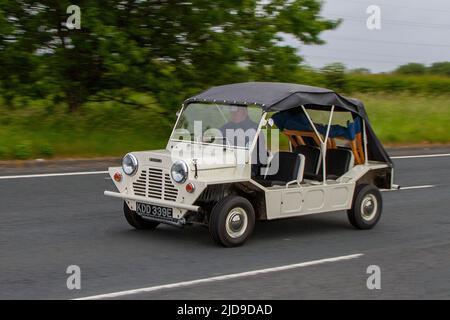 1967 60er Jahre, weiße Morris Mini Moke; klassische, klassische Autos und Spezialfahrzeuge auf dem Weg nach Lytham St Annes, Lancashire, Großbritannien Stockfoto