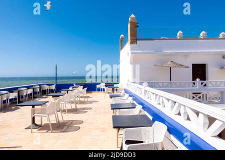 Terrasse mit Tischen und Stühlen, Panoramablick auf das Meer. essaouira, Marokko. Palais de Remparts, Essaoirs Hotel und Restaurant Stockfoto