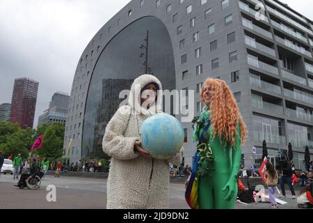 Rotterdam, Niederlande. 19.. Juni 2022. Aktivisten von Umweltorganisationen und Unterstützer nehmen am 19. Juni 2022 am Klimamarsch in Rotterdam, Niederlande, Teil. Demonstranten fordern von der niederländischen Regierung und den führenden Politikern der Welt Maßnahmen zur Bekämpfung der Klimakrise, Hitzerekorde werden immer wieder gebrochen, was zu grundlegenden Veränderungen für alles Leben auf der Erde führt. Laut der Gemeinde Rotterdam sind am Sonntag mit dem klimamarsch in Rotterdam schätzungsweise 15.000 Menschen gelaufen.(Foto: Paulo Amorim/Sipa USA) Quelle: SIPA USA/Alamy Live News Stockfoto
