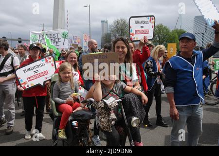 Rotterdam, Niederlande. 19.. Juni 2022. Aktivisten von Umweltorganisationen und Unterstützer nehmen am 19. Juni 2022 am Klimamarsch in Rotterdam, Niederlande, Teil. Demonstranten fordern von der niederländischen Regierung und den führenden Politikern der Welt Maßnahmen zur Bekämpfung der Klimakrise, Hitzerekorde werden immer wieder gebrochen, was zu grundlegenden Veränderungen für alles Leben auf der Erde führt. Laut der Gemeinde Rotterdam sind am Sonntag mit dem klimamarsch in Rotterdam schätzungsweise 15.000 Menschen gelaufen.(Foto: Paulo Amorim/Sipa USA) Quelle: SIPA USA/Alamy Live News Stockfoto