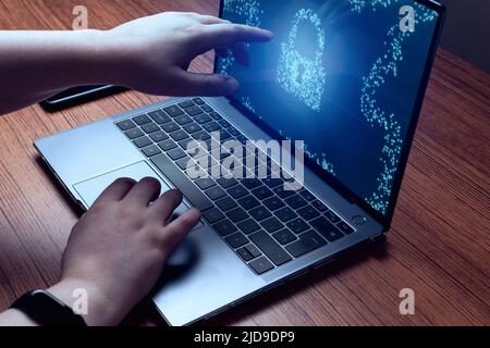 Junge Frau berührt Bildschirm mit virtueller Sperre für Privatsphäre und Sicherheit. Cybersecurity-Konzept. Schutz vor Gefahren. Stockfoto