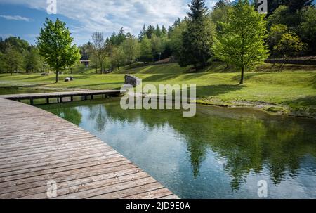 Naturschutzgebiet Nembia. Naturalistische Oase des Nembia-Sees im westlichen Trentino-Südtirol - Naturpark Adamello-Brenta - Norditalien - Süd-EU Stockfoto