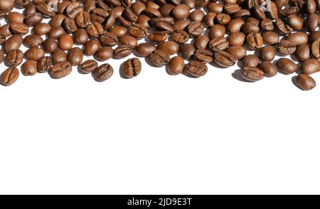 Kaffeebohnen auf weißem Hintergrund isoliert. Ort für Ihren Text Stockfoto