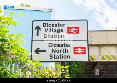 Ab Dienstag, dem 21.. Juni, werden in ganz Großbritannien Streiks auf der Schiene stattfinden. IM BILD: Bahnbeschilderung in Bicester. Stockfoto