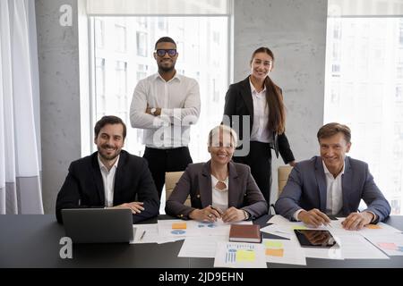 Eine Gruppe verschiedener Geschäftsleute, die im Büro posieren, um sich ein Bild von der Firma zu machen Stockfoto