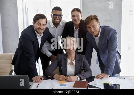 Das Personal in formellen Anzügen posiert für das Bild des Unternehmens Stockfoto