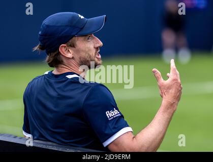 John Millman reagierte am zweiten Tag des Rothesay International Eastbourne im Devonshire Park, Eastbourne. Bilddatum: Sonntag, 19. Juni 2022. Stockfoto