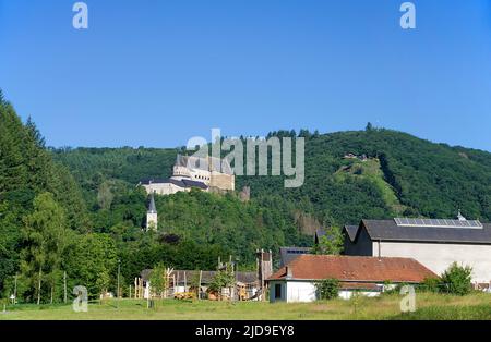 Blick von unserem Tal auf Schloss Vianden, Kanton Vianden, Großherzogtum Luxemburg, Europa Stockfoto