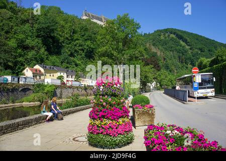 Blick vom mit Blumen geschmückten Flussufer auf die Burg, Dorf Vianden, Kanton Vianden, Großherzogtum Luxemburg, Europa Stockfoto