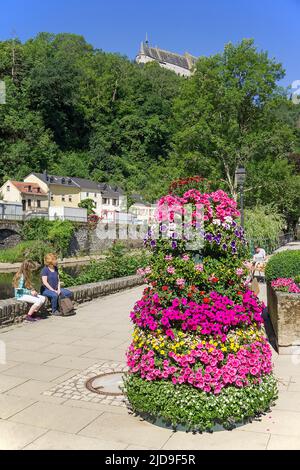 Blick vom mit Blumen geschmückten Flussufer auf die Burg, Dorf Vianden, Kanton Vianden, Großherzogtum Luxemburg, Europa Stockfoto