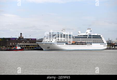 19/06/2022 Gravesend UK die Flusskreuzfahrt auf der Themse geht über das Wochenende weiter, wobei Viking Venus von Greenwich aus segelt und ein Vatertagshafen Ca Stockfoto