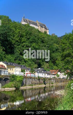 Blick vom mit Blumen geschmückten Flussufer auf die Burg, Dorf Vianden, Kanton Vianden, Großherzogtum Luxemburg, Europa Stockfoto