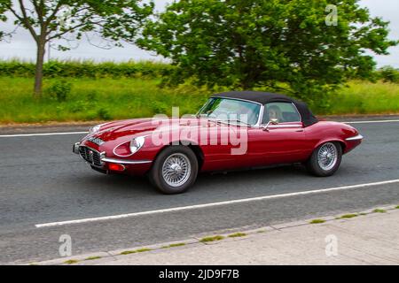 1974 70s SEVENTIES Red Jaguar E-Type XJ6 Sport 5300cc Benziner 4-Gang-Automatikgetriebe; klassische, moderne Klassiker, Supersportwagen und Spezialfahrzeuge auf dem Weg nach Lytham St Annes, Lancashire, Großbritannien Stockfoto