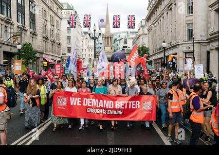 London, Großbritannien. 18. Juni 2022. Tausende von verschiedenen Aktivistengruppen und Gewerkschaften marschieren in London gegen die Anhebung der Lebenshaltungskosten. Stockfoto