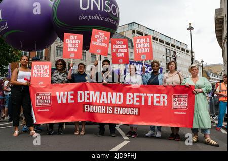 London, Großbritannien. 18. Juni 2022. Tausende von verschiedenen Aktivistengruppen und Gewerkschaften marschieren in London gegen die Anhebung der Lebenshaltungskosten. Stockfoto