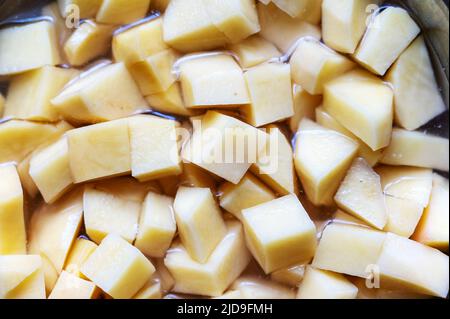 Vollformat gewürfelte Kartoffeln. Rohes Gemüse ohne Schale. Gesunde Ernährung. Essen, Zutaten. Stockfoto