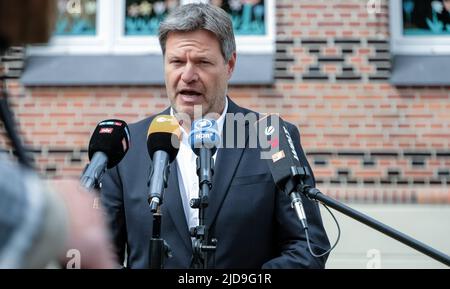 Flensburg, Deutschland. 19.. Juni 2022. Bundeswirtschaftsminister Robert Habeck (Grüne) spricht mit Medienvertretern über die aktuelle Debatte über Gaseinsparungen in Deutschland. Quelle: Sebastian Iwersen/dpa/Alamy Live News Stockfoto