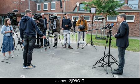 Flensburg, Deutschland. 19.. Juni 2022. Bundeswirtschaftsminister Robert Habeck (Grüne) spricht mit Medienvertretern über die aktuelle Debatte über Gaseinsparungen in Deutschland. Quelle: Sebastian Iwersen/dpa/Alamy Live News Stockfoto