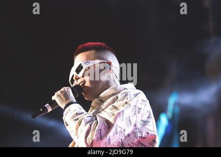 Sfera Ebbasta (Gionata Boschetti) spielt auf der Bühne des Konzerts Primo Maggio in Rom. Stockfoto