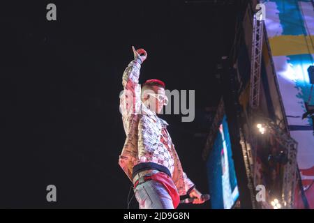 Sfera Ebbasta (Gionata Boschetti) spielt auf der Bühne des Konzerts Primo Maggio in Rom. Stockfoto