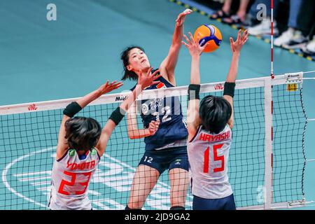 Quezon City. 19.. Juni 2022. Li Yingying (die Spitze) von China erreichte am 19. Juni 2022 in Quezon City, Philippinen, einen Spitzenplatz beim Spiel FIVB Volleyball Nations League Women's Pool 4 zwischen China und Japan. Quelle: Rouelle Umali/Xinhua/Alamy Live News Stockfoto