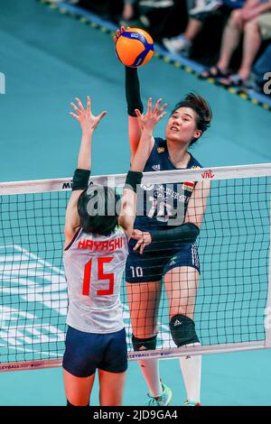 Quezon City. 19.. Juni 2022. Wang Yunlu (R) aus China erreichte am 19. Juni 2022 in Quezon City, Philippinen, einen Spitzenplatz beim Spiel FIVB Volleyball Nations League Women's Pool 4 zwischen China und Japan. Quelle: Rouelle Umali/Xinhua/Alamy Live News Stockfoto