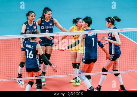 Quezon City. 19.. Juni 2022. Spieler aus China feiern den Torreigen beim Spiel FIVB Volleyball Nations League Women's Pool 4 zwischen China und Japan am 19. Juni 2022 in Quezon City auf den Philippinen. Quelle: Rouelle Umali/Xinhua/Alamy Live News Stockfoto