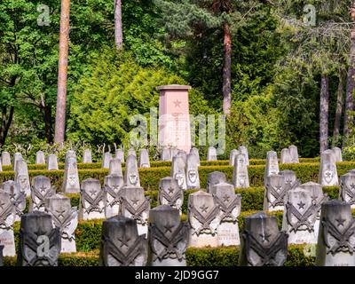 Russischer Militärfriedhof mit vielen Grabsteinen aus dem Zweiten Weltkrieg. Tausende von Gräbern mit getöteten Soldaten als Denkmal. Stockfoto