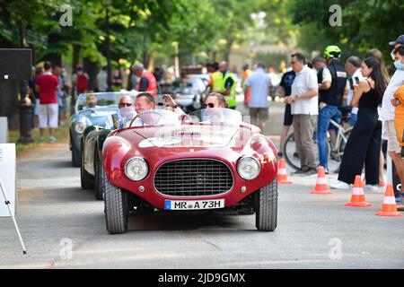 Parma, Italien. 17.. Juni 2022. NÂ. 271 ANDREAS POHL-NATHALIE POHL (D) FERRARI 250 MM SPIDER VIGNALE 1953 ORT : PARMA im Jahr 1000miglia, Historische Motoren in Parma, Italien, Juni 17 2022 Quelle: Independent Photo Agency/Alamy Live News Stockfoto