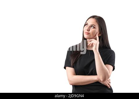Neugierig denkendes Mädchen mit Gesichtsausdruck schaut nach oben. Nette rätselhafte Frau im Studio auf isoliertem Hintergrund. Ort für Ihren Text. Ideenkonzept Stockfoto