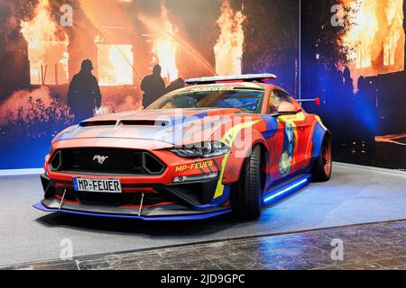 Hannover, Deutschland. 19.. Juni 2022. Auf einem Messestand wird ein „Ford Mustang“ Feuerwehrauto präsentiert. Die Interschutz ist die Weltleitmesse für Feuerwehr, Rettung, Katastrophenschutz und Sicherheit und findet vom 20. Bis 25. Juni in Hannover statt. Kredit: Michael Matthey/dpa/Alamy Live Nachrichten Stockfoto