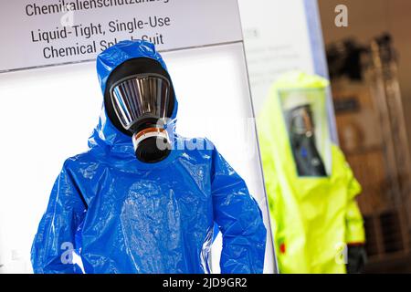 Hannover, Deutschland. 19.. Juni 2022. An einem Stand wird ein chemischer Schutzanzug präsentiert. Die Interschutz ist die Weltleitmesse für Feuerwehr, Rettung, Katastrophenschutz und Sicherheit und findet vom 20. Bis 25. Juni in Hannover statt. Kredit: Michael Matthey/dpa/Alamy Live Nachrichten Stockfoto