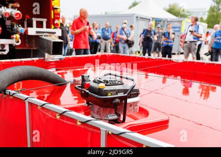 Hannover, Deutschland. 19.. Juni 2022. Auf dem Messegelände wird den Pressemitgliedern ein Löschwasserbehälter für die Feuerwehr vorgestellt. Die Interschutz ist die Weltleitmesse für Feuerwehr, Rettung, Katastrophenschutz und Sicherheit und findet vom 20. Bis 25. Juni in Hannover statt. Kredit: Michael Matthey/dpa/Alamy Live Nachrichten Stockfoto