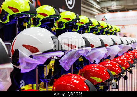 Hannover, Deutschland. 19.. Juni 2022. An einem Stand werden mehrere Schutzhelme vorgestellt. Die Interschutz ist die Weltleitmesse für Feuerwehr, Rettung, Katastrophenschutz und Sicherheit und findet vom 20. Bis 25. Juni in Hannover statt. Kredit: Michael Matthey/dpa/Alamy Live Nachrichten Stockfoto