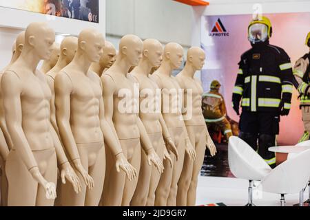 Hannover, Deutschland. 19.. Juni 2022. Mehrere ungekleidete Schaufensterpuppen stehen an einem Stand. Die Interschutz ist die Weltleitmesse für Feuerwehr, Rettung, Katastrophenschutz und Sicherheit und findet vom 20. Bis 25. Juni in Hannover statt. Kredit: Michael Matthey/dpa/Alamy Live Nachrichten Stockfoto