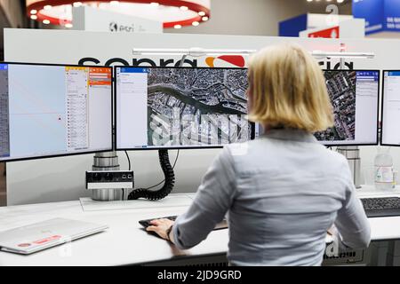 Hannover, Deutschland. 19.. Juni 2022. Ein Mitarbeiter demonstriert an einem Messestand ein Feuerwehrnotfallsystem. Die Interschutz ist die Weltleitmesse für Feuerwehr, Rettung, Katastrophenschutz und Sicherheit und findet vom 20. Bis 25. Juni in Hannover statt. Kredit: Michael Matthey/dpa/Alamy Live Nachrichten Stockfoto