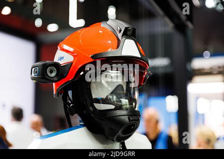 Hannover, Deutschland. 19.. Juni 2022. Auf einem Messestand wird ein multifunktionaler Helm mit Atemgerät und angeschlossener Wärmebildkamera präsentiert. Die Interschutz ist die Weltleitmesse für Feuerwehr, Rettung, Katastrophenschutz und Sicherheit und findet vom 20. Bis 25. Juni in Hannover statt. Kredit: Michael Matthey/dpa/Alamy Live Nachrichten Stockfoto