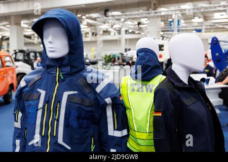 Hannover, Deutschland. 19.. Juni 2022. An einem Stand werden verschiedene Kleidungsstücke des Technischen Hilfswerks (THW) präsentiert. Die Interschutz ist die Weltleitmesse für Feuerwehr, Rettung, Katastrophenschutz und Sicherheit und findet vom 20. Bis 25. Juni in Hannover statt. Kredit: Michael Matthey/dpa/Alamy Live Nachrichten Stockfoto