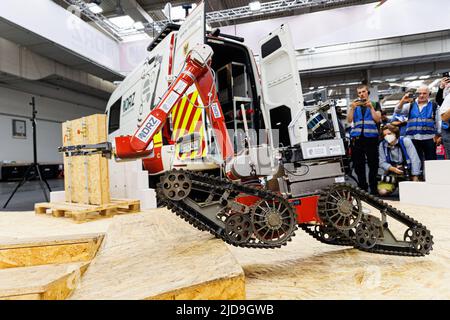 Hannover, Deutschland. 19.. Juni 2022. Am Stand des Ausstellers Deutsches Rettungsrobotik-Zentrum wird den Pressemitgliedern ein Roboter für Rettungs- und Aufklärungsmissionen vorgeführt. Die Interschutz ist die Weltleitmesse für Feuerwehr, Rettung, Katastrophenschutz und Sicherheit und findet vom 20. Bis 25. Juni in Hannover statt. Kredit: Michael Matthey/dpa/Alamy Live Nachrichten Stockfoto