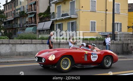 Parma, Italien. 17.. Juni 2022. NÂ 364 MARC NEWSON (GB) -ALISON CASTLE (USA) FERRARI 857S 1955 Standort 'Ponte di Mezzo' Parma im Jahr 1000miglia, Historical Motors in Parma, Italien, Juni 17 2022 Quelle: Independent Photo Agency/Alamy Live News Stockfoto