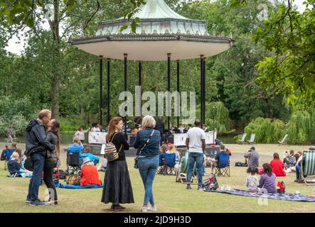 Regent's Park, London, Großbritannien. 19.. Juni 2022. Das National Youth Jazz Orchestra (NYJO) rund um den Bandstand im Regent's Park im Zentrum von London ist am 19. Juni 2022 ein Publikumsmagnet. Das Festival wird an Sonn- und Feiertagen bis zum 2022. September fortgesetzt. Kredit: Rob Taggart/Alamy Live Nachrichten Stockfoto