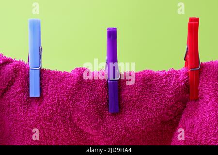 Trocknen der Wäsche Trocknen auf einer Wäscheleine Stockfoto