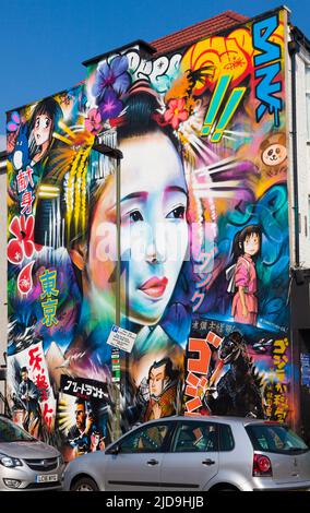 Stilisierte japanische Straßenkunst auf einer Gebäudeflanke. Penge, Süd-Ost-London, Großbritannien. Stockfoto