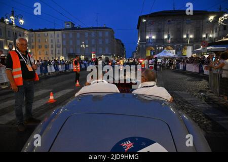 Parma, Italien. 17.. Juni 2022. 1000Miglia -insbesondere . Ort : Garibaldi Platz - Parma im Jahr 1000miglia, Historische Motoren in Parma, Italien, Juni 17 2022 Kredit: Unabhängige Fotoagentur/Alamy Live News Stockfoto