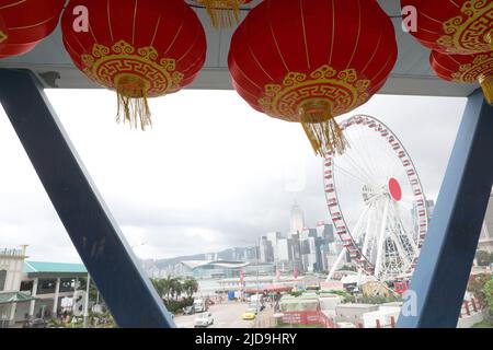 Hongkong, China. 19.. Juni 2022. Laternen werden über einem Korridor in Hongkong, Südchina, aufgehängt, 19. Juni 2022. Dieses Jahr ist der 25.. Jahrestag der Rückkehr Hongkongs ins Mutterland. Quelle: Wu Xiaochu/Xinhua/Alamy Live News Stockfoto