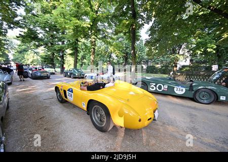 Parma, Italien. 17.. Juni 2022. 208 JOHN DEVINE- PIETZ WESTLEY (USA) FERRARI 500 TR SPIDER SCAGLIETTI 1956 Ort : Parco Ducale - Parma im Jahr 1000miglia, Historische Motoren in Parma, Italien, Juni 17 2022 Quelle: Independent Photo Agency/Alamy Live News NÂ Stockfoto