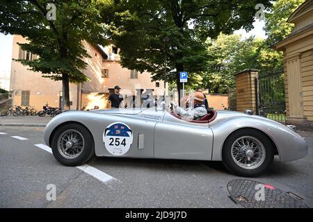 Parma, Italien. 17.. Juni 2022. NÂ 254 JOHN HOUGHTALING (USA) -FRANCO VALOBRA (ITA/USA) JAGUAR XK120 OTS ROADSTER 1952 ORT: PARMA im Jahr 1000miglia, Historical Motors in Parma, Italien, Juni 17 2022 Quelle: Independent Photo Agency/Alamy Live News Stockfoto