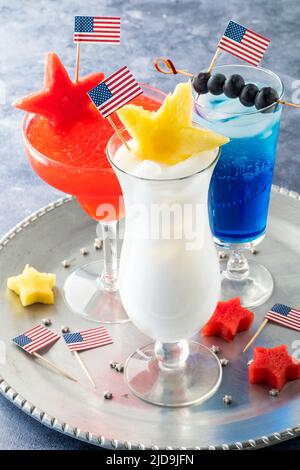 4. Juli-Cocktails garniert mit patriotischen Flaggen und Fruchtsternen. Stockfoto