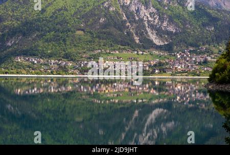 Blick auf den Molveno See im Naturpark Adamello - Brenta. Der See liegt am Ufer von Molveno am Fuße der Brenta Dolomites Gruppe, Italien Stockfoto